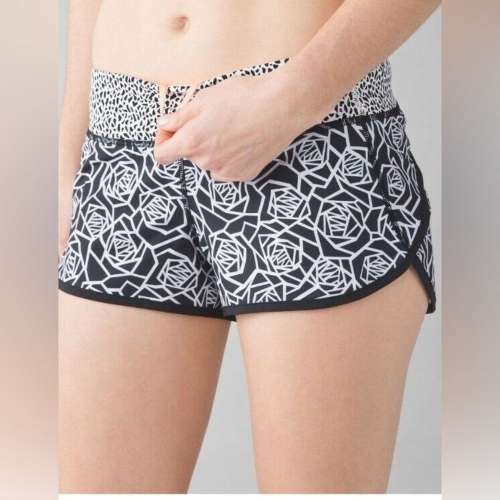 Lululemon Speed Short 2.5” Black White Geometric Running Shorts Size 6